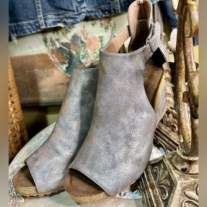 EUC Boutique by Corky’s “Sunburst” Metallic PeepToe Leather Wedge Bootie Size 10